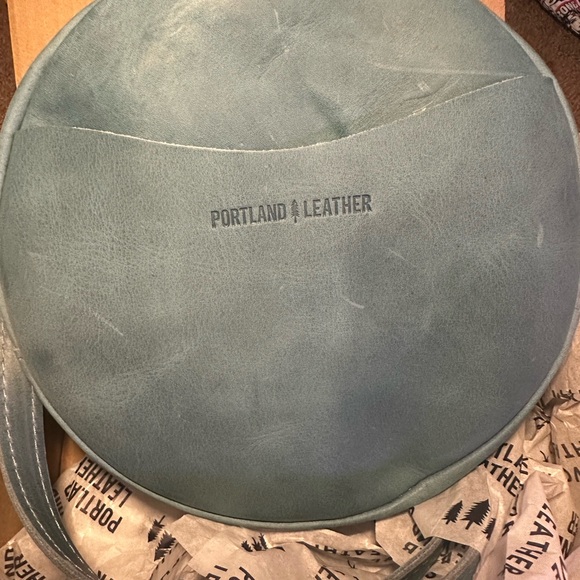 Portland Leather Large Circle Crossbody in Aqua. C-grade bag. - Picture 11 of 12